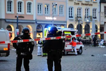 MALANG TAK BERBAU: Anggota polis penyiasat dan paramedik menghulur bantuan kecemasan dan melakukan siasatan susulan kemalangan di Trier, Jerman, yang mengorbankan lima orang kelmarin. - Foto AFP