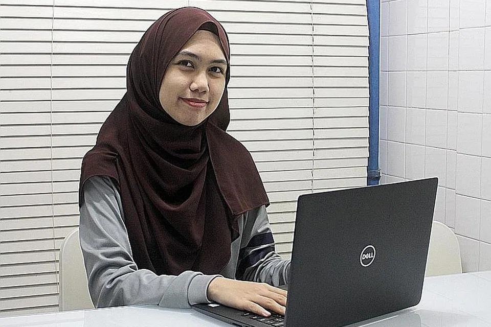 MEREBUT PELUANG: Walaupun Cik Hafizah tidak mendapat peluang mencari pekerjaan sepenuh masa, melalui program latihan buat sementara ini beliau berharap dapat meraih pengalaman holistik dan meningkatkan kemahiran hingga pengambilan pekerja bertambah. - Foto ihsan IZZAH HAFIZAH OMAR