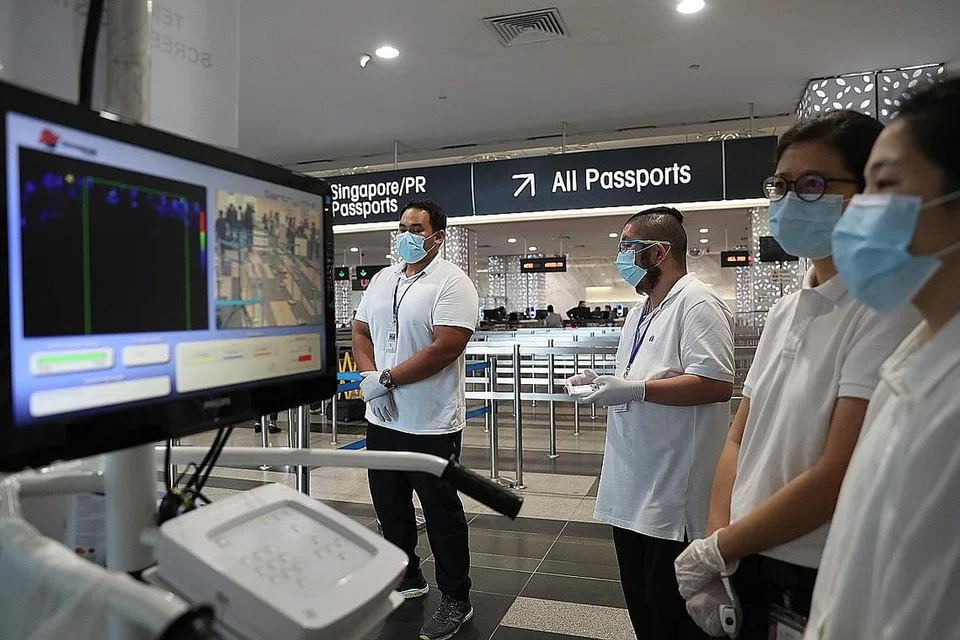 LAKUKAN PENYARINGAN: Pegawai perubatan tunggu kedatangan penumpang di Singapore Cruise Centre pada 5 Mac lalu. Mereka yang demam atau mempunyai simptom penyakit penafasan akan dirujuk ke stesen pemeriksaan kesihatan untuk dinilai oleh jururawat atau doktor. - Foto BH oleh TIMOTHY DAVID