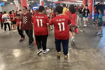 SALAH ATAU BETUL: Dua lelaki kelihatan memakai jersi Liverpool khas dengan perkataan M. Salah dan M. Betul.