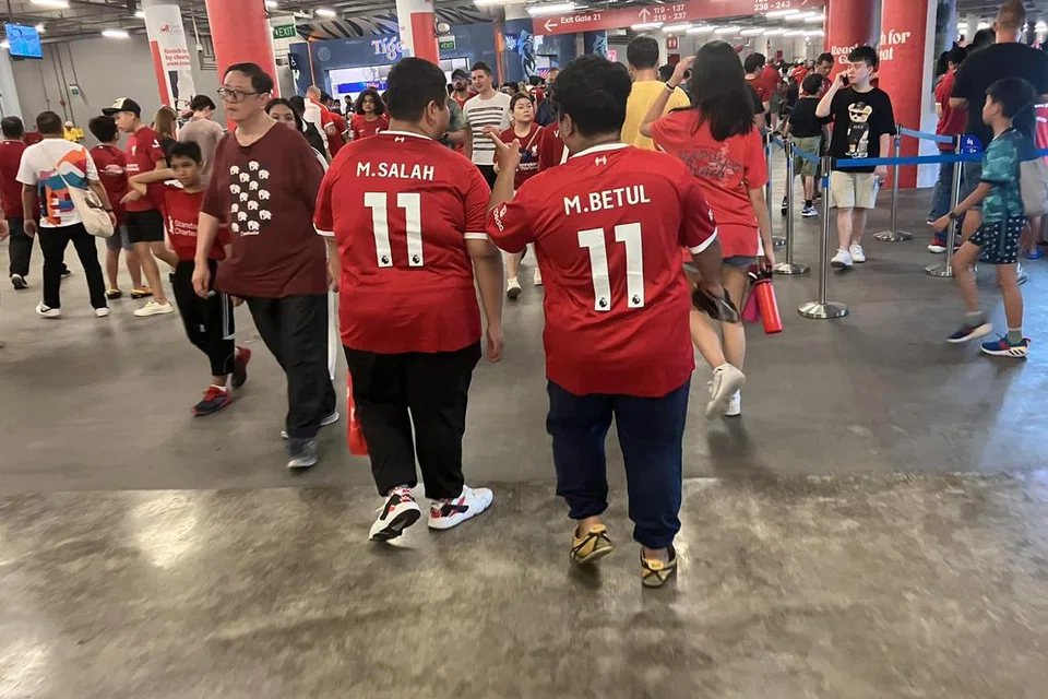 SALAH ATAU BETUL: Dua lelaki kelihatan memakai jersi Liverpool khas dengan perkataan M. Salah dan M. Betul.