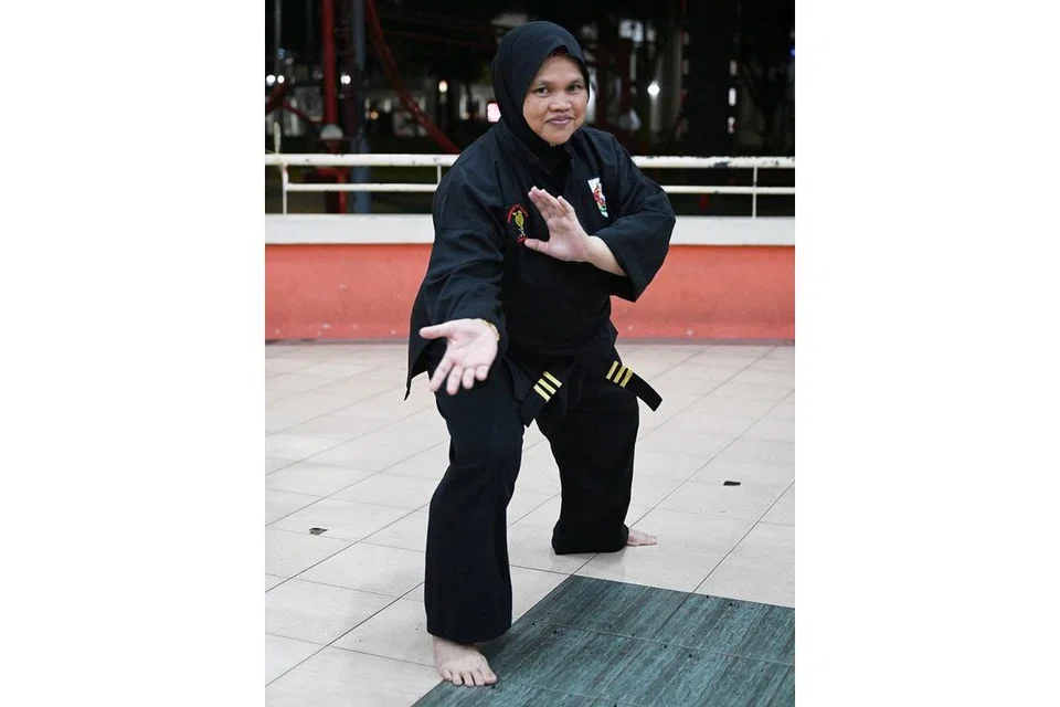 TERUS PERJUANGKAN SENI SILAT: Cik Isiah Majid berharap lebih ramai guru silat di sini dapat mengangkat tradisi yang ditinggalkan oleh guru-guru mereka, demi kepentingan budaya bangsa Melayu dan bukan demi mengejar juara. - Foto BM oleh KHALID BABA