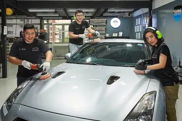 SENTUHAN EMAS: (Dari kiri) Encik Aliff, Encik Koh dan Cik Eka membentuk Lux Studiowerx di Woodlands untuk beri khidmat menjadikan kereta berwajah baru. - Foto BH oleh ROSLEE RAZAK