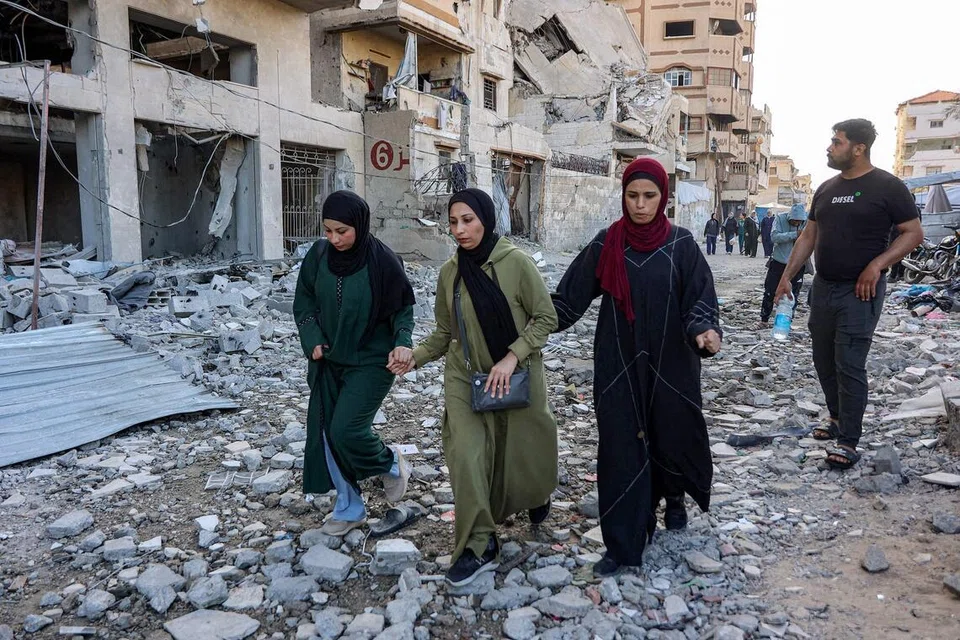 Penduduk Palestin berjalan di luar sebuah bangunan kediaman yang musnah akibat serangan Israel di kawasan Rimal, Bandar Gaza pada 16 Mei 2026. Lebih 10,000 rakyat Palestin di Gaza dilaporkan gagal menunaikan ibadah Haji sepanjang tiga tahun kebelakangan ini susulan perang Israel di wilayah itu serta penutupan berterusan pintu sempadan, menurut Kementerian Wakaf dan Hal Ehwal Agama Gaza.