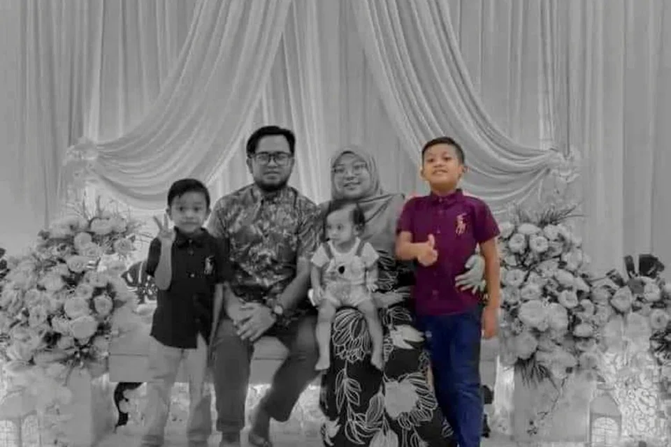 Hanya  Attar Azim Syukran Jamil (kanan) yang terselamat dalam tragedi itu yang mengorbankan (dari kiri), adiknya, Ahya Rafiqi Syukran Jamil; bapanya Encik Syukran Jamil Ab Hamid; ibunya, Noor Aishah Razali, serta adiknya (pangkuan ibunya), Lufya Adeena Syukran Jamil.