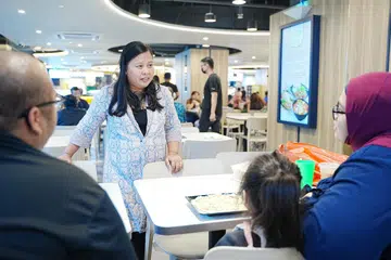 Anggota Parlimen GRC Sembawang, Cik Mariam Jaafar beramah mesra dengan penduduk Woodlands di Cantine Corner by Kopitiam di 678A Woodlands Ave 6.