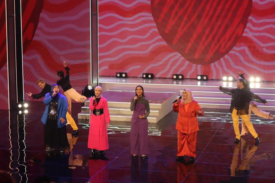 Yunie Karim (kiri) juga terlibat dalam konsert amal, ‘Projek Kasih 2025’, anjuran Persatuan Ain, yang berlangsung pada 10 Januari di Teater Mediacorp selain menjadi anggota Merdu, program tahunan anjuran siswa Persatuan Bahasa Melayu Universiti Nasional Singapura (PBMUKS) bagi mengasah bakat dalam seni nyanyian. Beliau bersama (dua dari kiri) Audiah Khalisah, Feny dan Wirda Hanee.