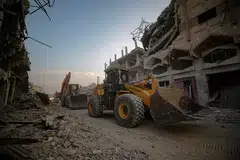 Petugas Palang Merah membantu pejuang Briged Al-Qassam, sayap ketenteraan gerakan Hamas, mencari mayat tebusan Israel di kejiranan Al-Shejaeiya, timur Bandar Gaza, Semenanjung Gaza, pada 5 November 2025.
