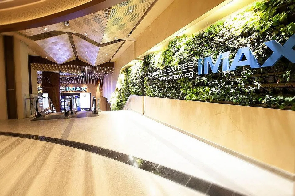 KHAS UNTUK PENGUNJUNG: Semasa sesi pranonton Jewel yang berlangsung sehingga Selasa ini, 500 pasang tiket menonton wayang akan diberi percuma kepada mereka yang membeli- belah di Jewel setiap hari. - Foto SHAW