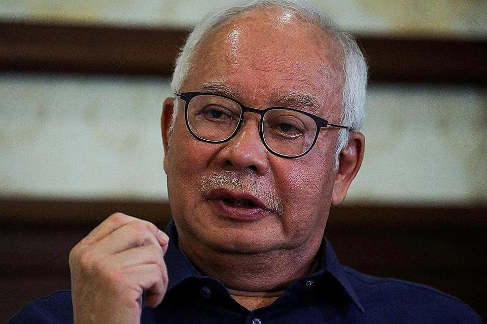ENCIK NAJIB TUN RAZAK: Akan mohon pengampunan Yang di-Pertuan Agong bagi hukuman penjara 12 tahun dan denda RM210 juta kerana menyeleweng RM42 juta dana SRC International.