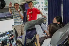 CERITA PENUBUHAN SINGAPURA: Semasa ‘Lawatan Bas ke Semangat yang Baru’, pemandu pelawat antara lain memainkan watak berbeza untuk menceritakan sejarah, nilai-nilai penubuhan Singapura dan pemimpin pengasas negara ini. 