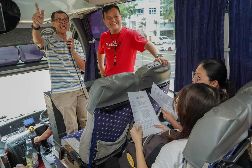 CERITA PENUBUHAN SINGAPURA: Semasa ‘Lawatan Bas ke Semangat yang Baru’, pemandu pelawat antara lain memainkan watak berbeza untuk menceritakan sejarah, nilai-nilai penubuhan Singapura dan pemimpin pengasas negara ini. 
