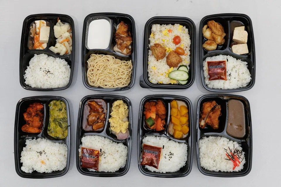 Hidangan seperti spageti berkrim dengan ayam panggang, udon ayam goreng, rendang ayam, nasi tauhu vegetarian dengan sos cendawan dan nasi ikan teriyaki disediakan di antara 30 loker makanan ‘Warm Meals @ North East’.