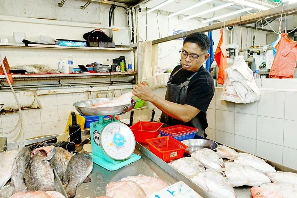 Menurut peniaga kedai ikan Bluewave Logistics & Seafood, Encik Mohammad Hazim Mohammad Rafee, harga minyak bot yang meningkat menjejas harga ikan seperti ikan kerisi dan ikan merah yang diimpot dari Indonesia. Kos ikan sekilo telah meningkat sebanyak antara $4 dengan $5.