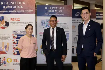 (Dari kiri) Cik Jiang Liyan, Encik Azhar Hamid dan Encik Kenneth Luah merupakan antara 267 pekerja hotel yang mendapat pujian dalam majlis penyampaian Anugerah Keselamatan Hotel tahunan Persatuan Hotel Singapura di Furama Riverfront Singapura pada 23 Oktober.