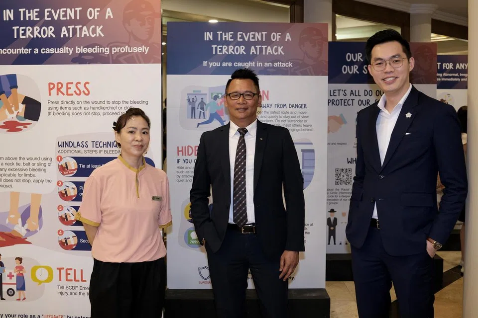 (Dari kiri) Cik Jiang Liyan, Encik Azhar Hamid dan Encik Kenneth Luah merupakan antara 267 pekerja hotel yang mendapat pujian dalam majlis penyampaian Anugerah Keselamatan Hotel tahunan Persatuan Hotel Singapura di Furama Riverfront Singapura pada 23 Oktober.