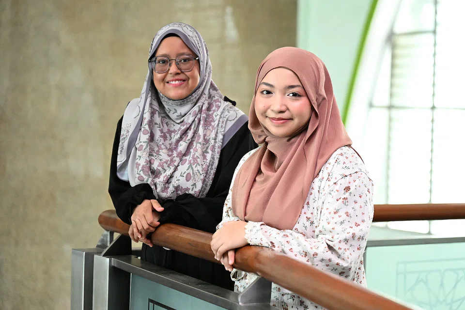 Naib Pengerusi Fityan Assyakirin, Cik Syafiah Nur Hanisah Norhisham (kanan), bersama Pegawai Pembangunan Belia (YDO) Masjid Assyakirin, Ustazah Nur Hidayati Aznim.