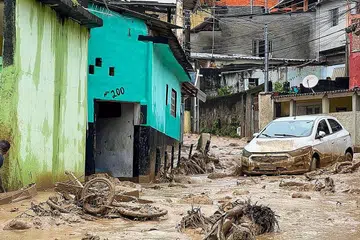 BANJIR LUMPUR: Bandar Sao Sebastiao yang terletak di kawasan pantai utara di Sao Pauo mengalami kerosakan besar ekoran hujan lebat yang melanda. - Foto AFP