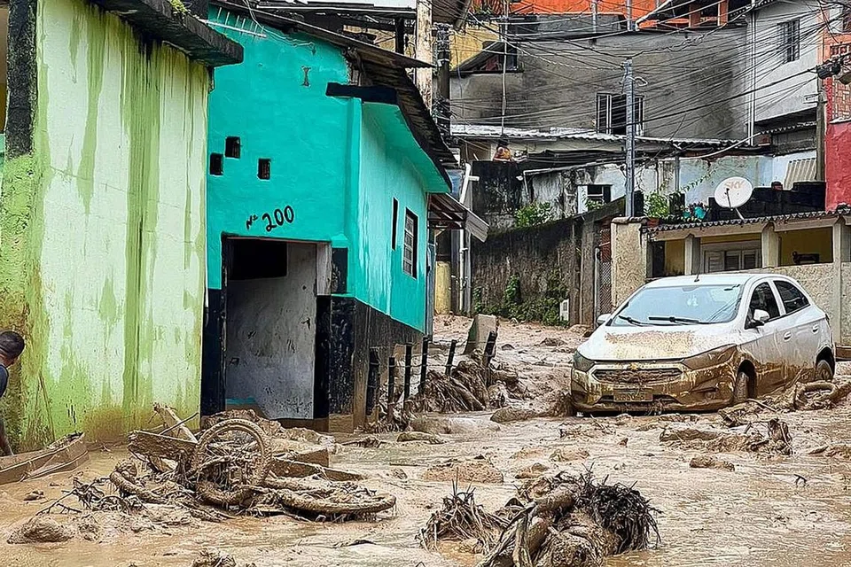 BANJIR LUMPUR: Bandar Sao Sebastiao yang terletak di kawasan pantai utara di Sao Pauo mengalami kerosakan besar ekoran hujan lebat yang melanda. - Foto AFP