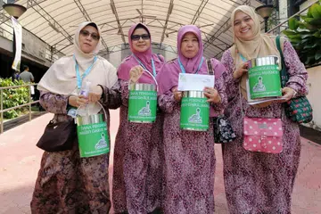 Cik Shamsiah Ismail (paling kiri) bersama relawan masjid yang lain akan sekali lagi bekerjasama menjayakan pungutan derma peningkatan Masjid Darul Makmur yang akan berlangsung pada 21 Jun 2024.