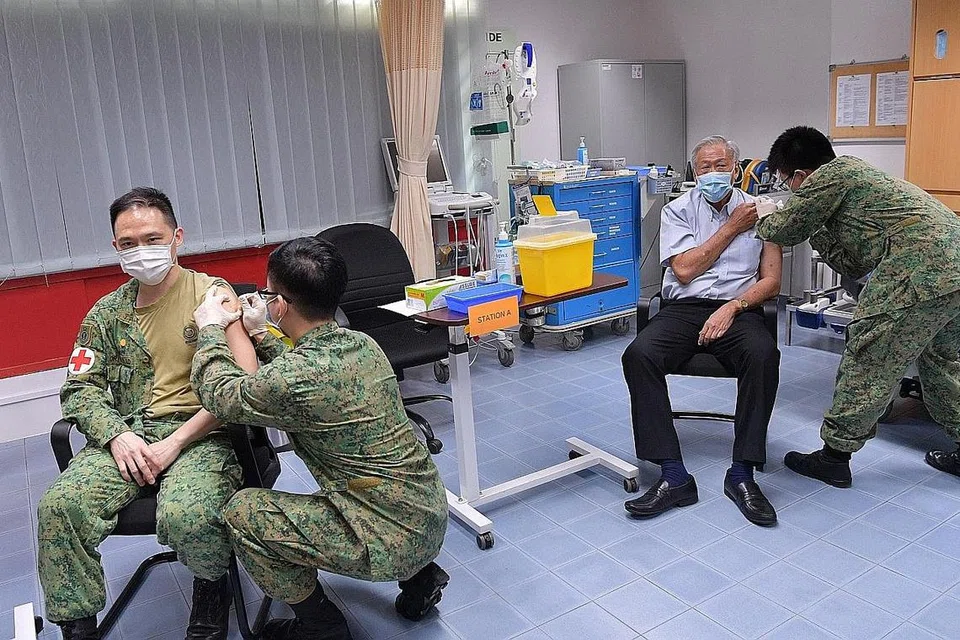 TERIMA VAKSIN: Menteri Pertahanan Dr Ng Eng Hen (gambar atas) dan Menteri Negara Kanan (Pertahanan merangkap Tenaga Manusia) Encik Zaqy Mohamad masing-masing menerima vaksin Covid-19. - Foto-foto MINDEF/FACEBOOK