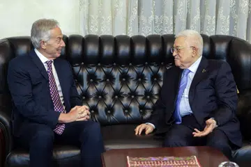 Gambar edaran yang dikeluarkan oleh pejabat media Pihak Penguasa Palestin (PPO) ini menunjukkan Presiden Mahmoud Abbas (kanan) bertemu mantan Perdana Menteri Britain Tony Blair di Amman pada 13 Julai 2025