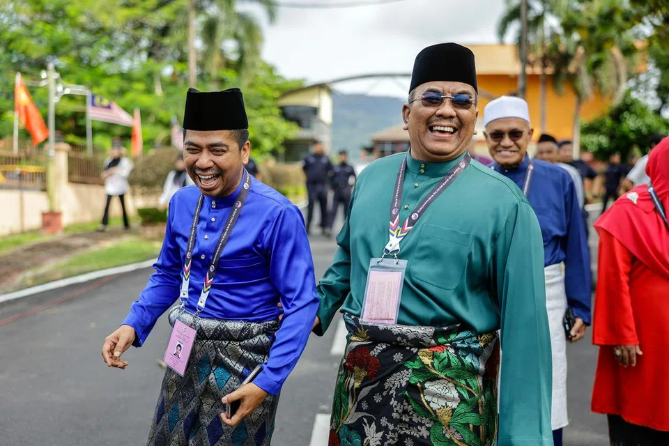 BERI SAINGAN: Pemimpin utama PN, Datuk Seri Muhammad Sanusi Md Nor (kanan), bersama pencabarnya, Datuk Muhamad Khizri Abu Kassim dari BN, yang akan bersaing bagi merebut Dewan Undangan Negeri (DUN) Jeneri.