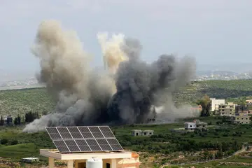 Asap berkepul-kepul dilihat di perkampungan Majdel Zoun dekat sempadan di selatan Lebanon ekoran serangan Israel pada 21 April.
