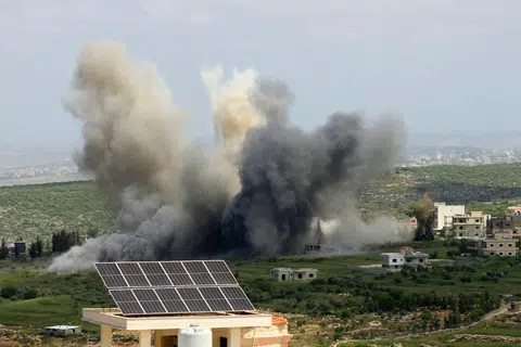 Asap berkepul-kepul dilihat di perkampungan Majdel Zoun dekat sempadan di selatan Lebanon ekoran serangan Israel pada 21 April.