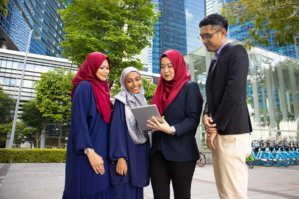 LABUR CARA SYARIAH: Pelabur kini boleh melabur secara patuh Syariah dengan akaun dagangan pendahuluan tunai patuh Syariah pertama di Singapura, iCash, yang dilancarkan oleh kumpulan khidmat kewangan CGS-CIMB Securities (Singapura). Foto menunjukkan sebahagian kakitangan CGS-CIMB Securities melungsuri platform pelaburan iTrade. Dari kiri ialah Cik Siti Zainon Khalid (Perdagangan Online), Cik Nurul Iman Najeib (Pengurusan Hubungan Klien), Cik Alesha Quek Puay Ching (Perkhidmatan Klien) dan Encik Alfa Eka Prima (Teknologi Maklumat). - Foto CGS-CIMB
