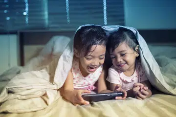 DAH PANDAI KE MEDIA SOSIAL: Kebanyakan kanak-kanak mempunyai akaun media sosial, walaupun baru berumur tujuh tahun bila mereka baru masuk sekolah rendah. Sesetengah ibu bapa percaya bahawa ia sebahagian daripada proses pembelajaran dan tidak akan membawa pada sebarang kemudaratan memandangkan banyak lagi kanak-kanak lain yang juga melakukan perkara serupa. - Foto fail