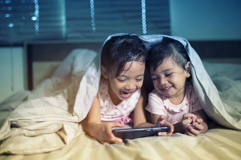 DAH PANDAI KE MEDIA SOSIAL: Kebanyakan kanak-kanak mempunyai akaun media sosial, walaupun baru berumur tujuh tahun bila mereka baru masuk sekolah rendah. Sesetengah ibu bapa percaya bahawa ia sebahagian daripada proses pembelajaran dan tidak akan membawa pada sebarang kemudaratan memandangkan banyak lagi kanak-kanak lain yang juga melakukan perkara serupa. - Foto fail