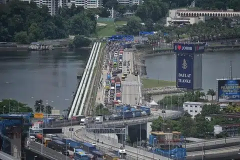 Cadangan untuk projek Zon Ekonomi Khas (SEZ) Johor-Singapura termasuk sistem pelepasan imigresen tanpa pasport.