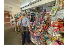 CETUS NOSTALGIA: Kedai runcit Hajee Kiosk seakan sudah sebati dengan kawasan itu dan pemiliknya, Encik Hajee Masavu Mohamed (kanan), turut ‘popular’ di kalangan penduduk. 