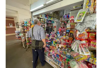 CETUS NOSTALGIA: Kedai runcit Hajee Kiosk seakan sudah sebati dengan kawasan itu dan pemiliknya, Encik Hajee Masavu Mohamed (kanan), turut ‘popular’ di kalangan penduduk. 