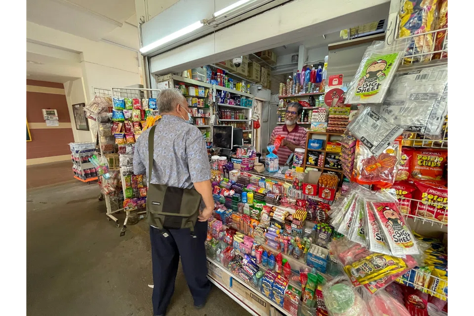 CETUS NOSTALGIA: Kedai runcit Hajee Kiosk seakan sudah sebati dengan kawasan itu dan pemiliknya, Encik Hajee Masavu Mohamed (kanan), turut ‘popular’ di kalangan penduduk. 