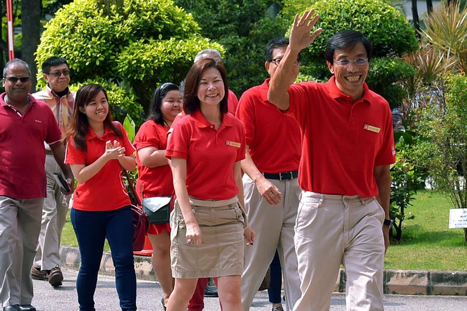 CALON SDP: Dr Chee (depan) yang ditemani beberapa anggota SDP melambai kepada penyokongnya semasa tiba di Pusat Penamaan Calon di Sekolah Rendah Keming di Bukit Batok semalam. 