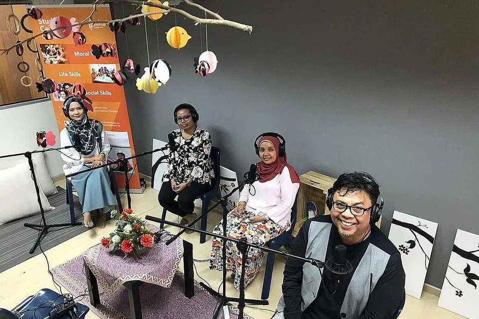 RAKAMAN PODCAST: Pengacara #NoTapis Shahida Sarhid (kiri) bersama Suhaimi Yusof (kanan) serta tetamu (dari kiri) Cik Jannatunnaim Osman dan Cik Kalthom Kassim. - Foto PPIS