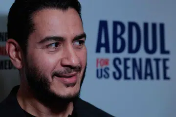 Calon Parti Demokrat bagi kerusi Senat Michigan, Abdul El-Sayed, bercakap kepada wartawan selepas acara kempen di Teater Ionia, Michigan, pada 11 Oktober 2026. Bekas pengarah kesihatan awam itu bersaing dengan calon Republikan, Mike Rogers, dalam pilihan raya pertengahan penggal Amerika Syarikat pada 3 November. Tinjauan menunjukkan El-Sayed mendahului Rogers dengan kelebihan tipis yang masih dalam lingkungan margin ralat. Jika menang, beliau bakal menjadi senator Muslim pertama dalam sejarah Amerika Syarikat.