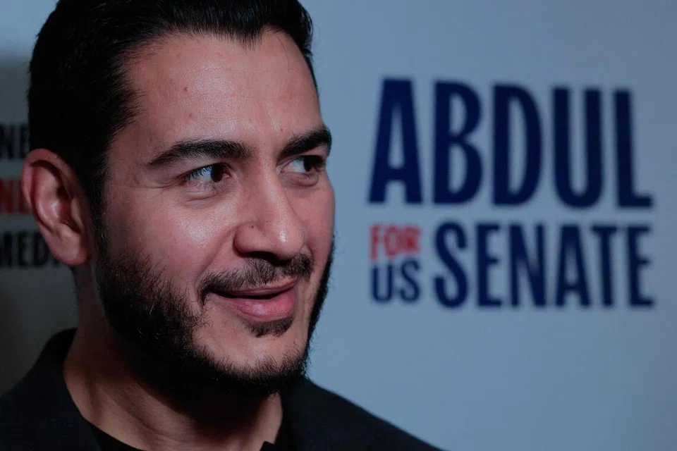 Calon Parti Demokrat bagi kerusi Senat Michigan, Abdul El-Sayed, bercakap kepada wartawan selepas acara kempen di Teater Ionia, Michigan, pada 11 Oktober 2026. Bekas pengarah kesihatan awam itu bersaing dengan calon Republikan, Mike Rogers, dalam pilihan raya pertengahan penggal Amerika Syarikat pada 3 November. Tinjauan menunjukkan El-Sayed mendahului Rogers dengan kelebihan tipis yang masih dalam lingkungan margin ralat. Jika menang, beliau bakal menjadi senator Muslim pertama dalam sejarah Amerika Syarikat.