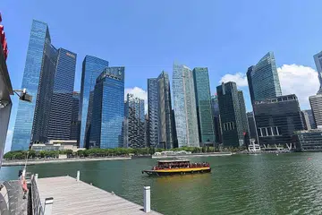 HARUNGI KELESUAN EKONOMI: Menurut Menteri Perdagangan dan Perusahaan, Encik Chan Chun Sing, Singapura berdepan dengan perubahan jangka panjang dalam corak pengeluaran dan rantaian bekalan. Strateginya bukan dengan merangsang permintaan secara buatan tetapi dengan membantu perniagaan dan pekerja. Kelihatan kawasan pusat kewangan negara di Marina Bay menjadi daya tarikan pelancong yang menaiki tongkang menyusuri Sungai Singapura. - Foto AFP