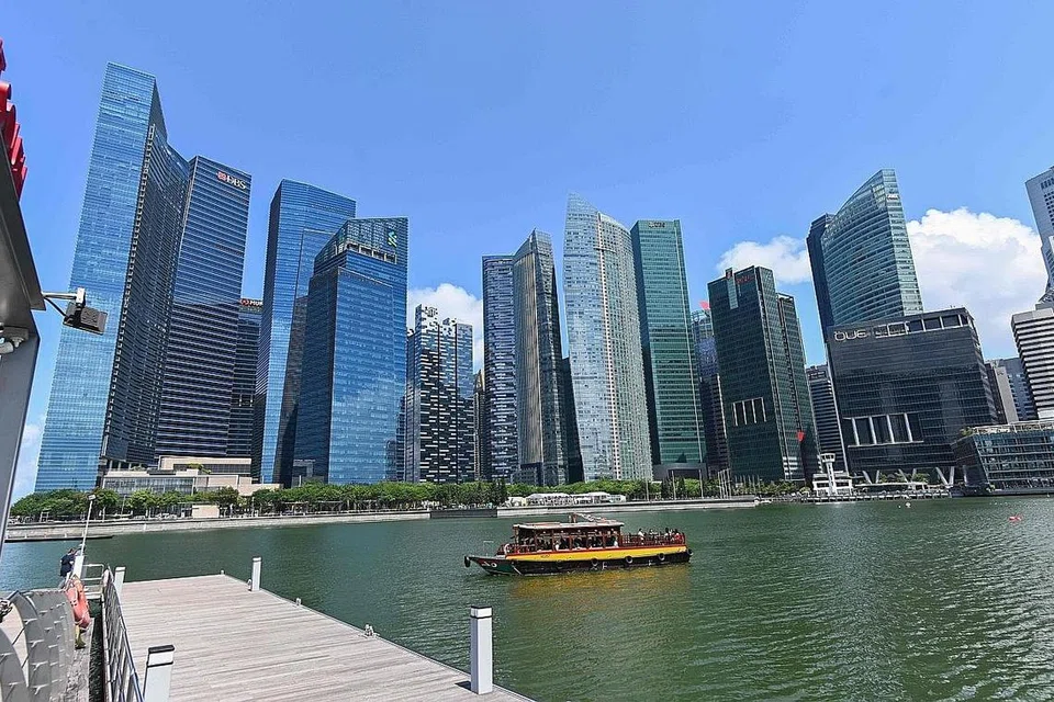 HARUNGI KELESUAN EKONOMI: Menurut Menteri Perdagangan dan Perusahaan, Encik Chan Chun Sing, Singapura berdepan dengan perubahan jangka panjang dalam corak pengeluaran dan rantaian bekalan. Strateginya bukan dengan merangsang permintaan secara buatan tetapi dengan membantu perniagaan dan pekerja. Kelihatan kawasan pusat kewangan negara di Marina Bay menjadi daya tarikan pelancong yang menaiki tongkang menyusuri Sungai Singapura. - Foto AFP