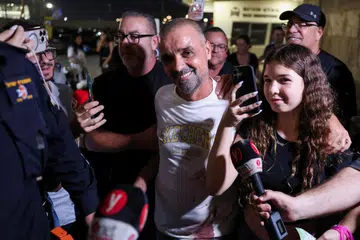 Encik Yaniv Hayun, seorang daripada penumpang yang membantu menumpaskan penyerang dalam pesawat Flydubai dari UAE ke Israel, ketika tiba di Lapangan Terbang Antarabangsa Ben Gurion dekat Tel Aviv pada 30 September 2026. Pesawat itu terpaksa dilencongkan dan melakukan pendaratan kecemasan di Arab Saudi susulan insiden dalam kokpit.