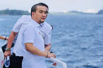 LALUAN MASUK BARU?: Datuk Onn Hafiz menyarankan agar dipertingkat khidmat di Terminal Feri Antarabangsa Puteri Harbour untuk membolehkan pengangkutan feri khidmat ulang-alik ke Singapura. - Foto FACEBOOK ONN HAFIZ GHAZI