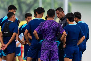 Ketua Jurulatih skuad bola sepak bawah 23 tahun Singapura, Firdaus Kassim (tiga dari kanan) gigih mempersiapkan anak didiknya untuk kelayakan Piala Asia Bawah 23 Tahun AFC yang akan berlangsung dari 3 hingga 9 September. 