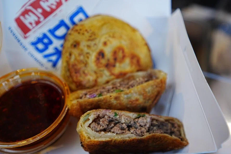 Roti daging yang padat isi ini dijual pada harga $10, dengan pilihan untuk menambah $1 bagi sos minyak cili. 