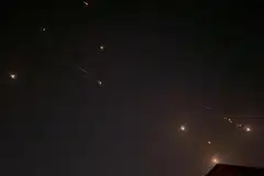Beberapa letupan menerangi langit di Hebron, Wilayah Palestin, semasa serangan Iran ke atas Israel pada 14 April. 