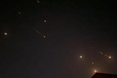 Beberapa letupan menerangi langit di Hebron, Wilayah Palestin, semasa serangan Iran ke atas Israel pada 14 April. 
