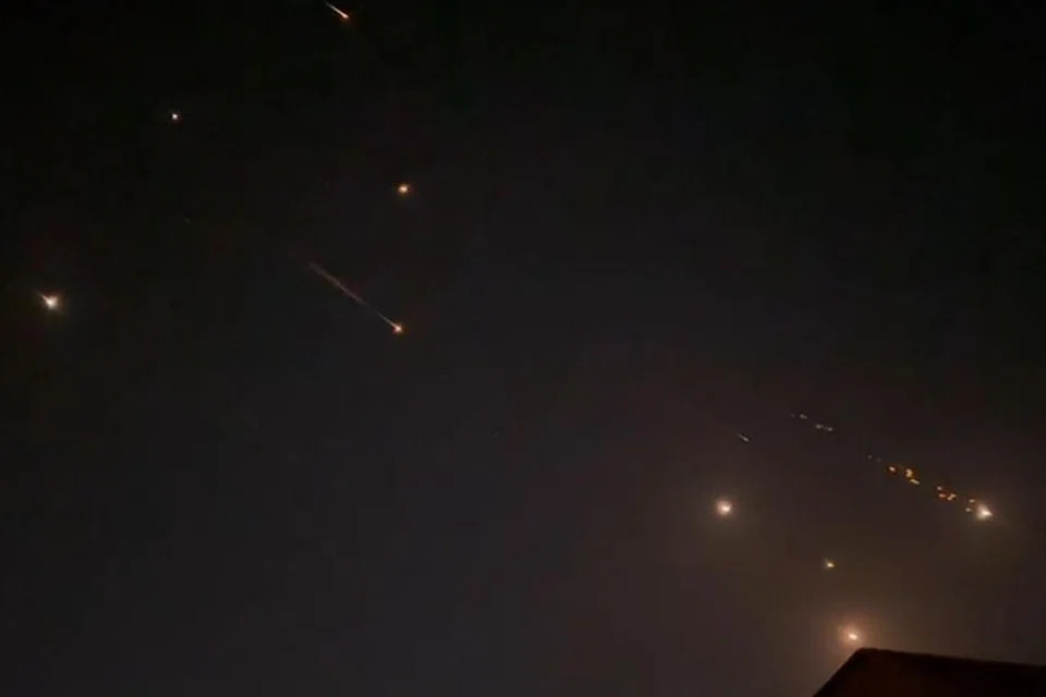 Beberapa letupan menerangi langit di Hebron, Wilayah Palestin, semasa serangan Iran ke atas Israel pada 14 April. 