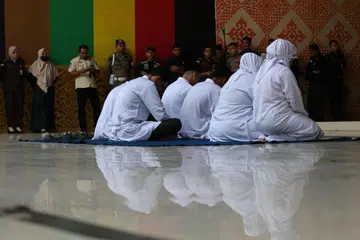 Pesalah menghadiri pelaksanaan hukuman sebat awam kerana melanggar undang-undang syariah di Banda Aceh, Indonesia pada 2 Julai 2026. Mahkamah Syariah dan Pejabat Pendakwa Raya Banda Aceh menjatuhkan hukuman antara 10 hingga 30 sebatan terhadap beberapa individu, termasuk pasangan yang ditahan selepas dirakam bercium ketika siaran langsung di platform media sosial TikTok. Aceh merupakan satu-satunya wilayah di Indonesia yang melaksanakan undang-undang syariah.